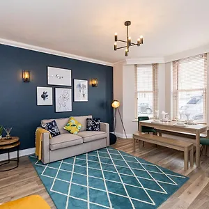  Apartment Stylish With Garden Near The United Kingdom